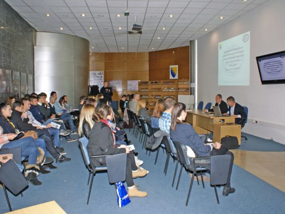 Предсједавајући Заједничке комисије за одбрану и безбједност БиХ Сифет Поџић са полазницима школе „Млади и безбједност“